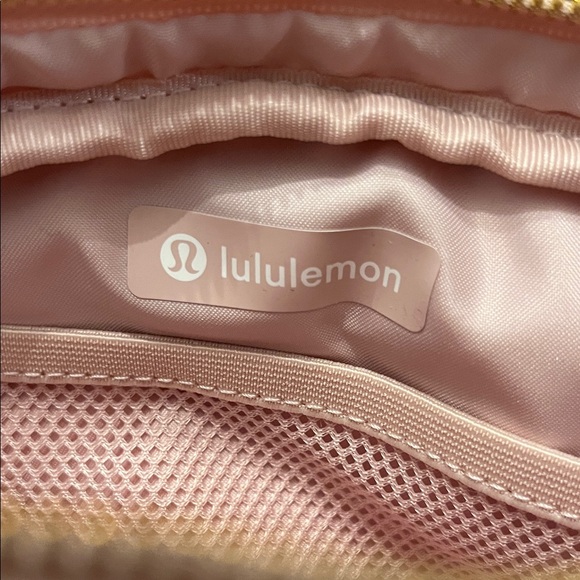 Lululemon Everywhere Fleece Belt Bag in Pink Mist with gold hardware, NWT - Picture 14 of 16